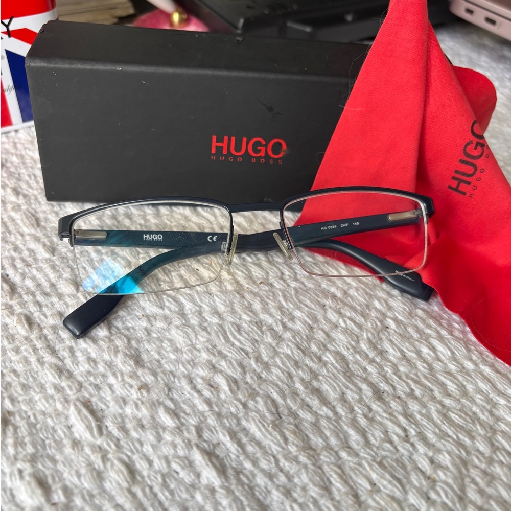 Hugo glasses with case dust cleaner
